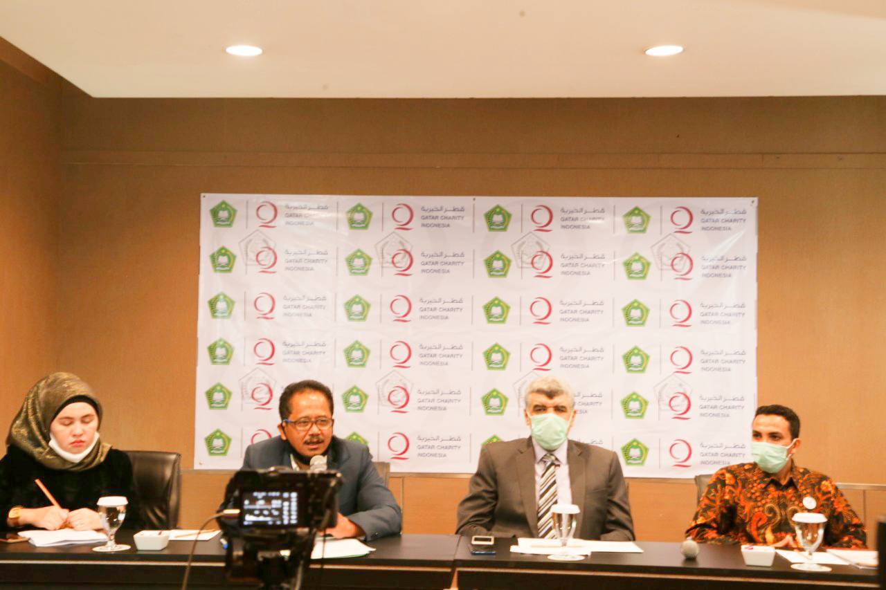 Kepala Biro Hukum dan Kerjasama Luar Negeri (BHKLN) Kemenag, M. Mudhofir (Kedua dari kiri),  Direktur Qatar Charity Indonesia, Karam Zeinhom (kedua dari kanan) saat konferensi pers di Hotel Sofyan Menteng, Jakarta, Senin (29/6/2020). Foto: Ist.