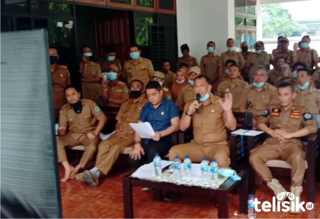 Sekda Konawe saat vidcon dengan Kemendagri, gubernur bersama para kepala desa yang ada di Konawe. Foto: Muh. Surya Putra/Telisik
