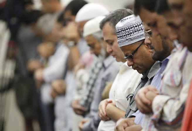 Sejumlah jamaah Masjid sedang menunaikan shalat berjamaah  Foto: Repro google.id