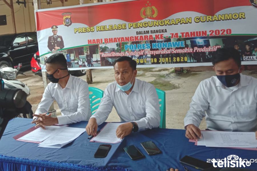Reskrim Konawe memberikan keterangan persnya, terkait pengungkapan kasus curanmor. Foto: Muh. Surya Putra/Telisik