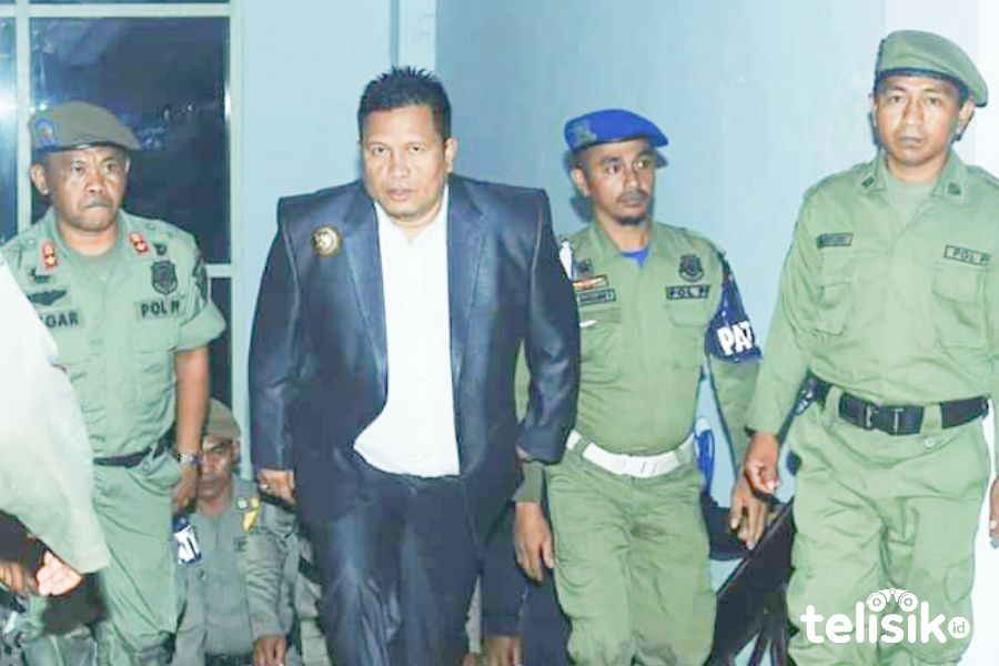 Bupati Muna, LM Rusman Emba mendukung langkah warga menagih janji Gubernur Sultra terkait rencana pengaspalan jalan provinsi. Foto: Sunaryo/Telisik