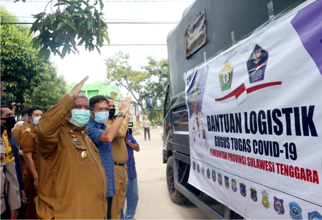 Gubernur Sultra Ali Mazi bersama Ketua DPRD Sultra Abdurrahman Saleh memantau distribusi sembako. Foto: Dinas Kominfo Sultra