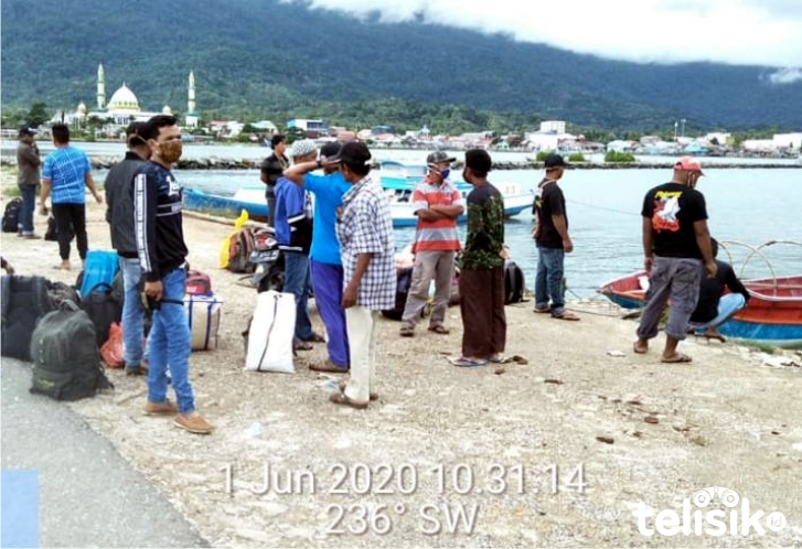 Puluhan pekerja asal daerah zona merah, Buteng tiba di Bombana. Foto: Hir/TelisikPuluhan pekerja asal daerah zona merah, Buteng tiba di Bombana. Foto: Hir/Telisik