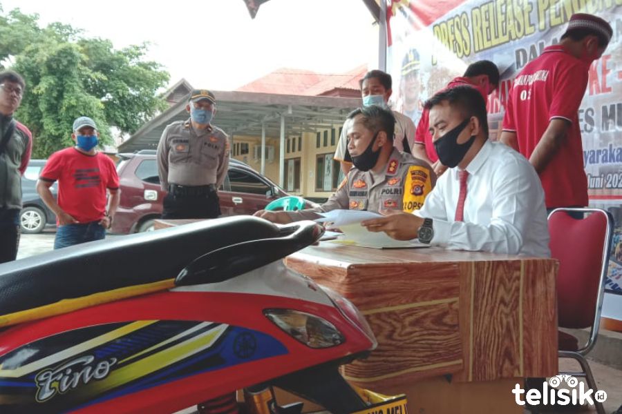 Kapolres Muna, AKBP Debby Asri Nugroho didampingi Kasat Reskrim, IPTU Hamka memperlihatkan tersangka dan barang bukti  motor curian. Foto: Sunaryo/Telisik