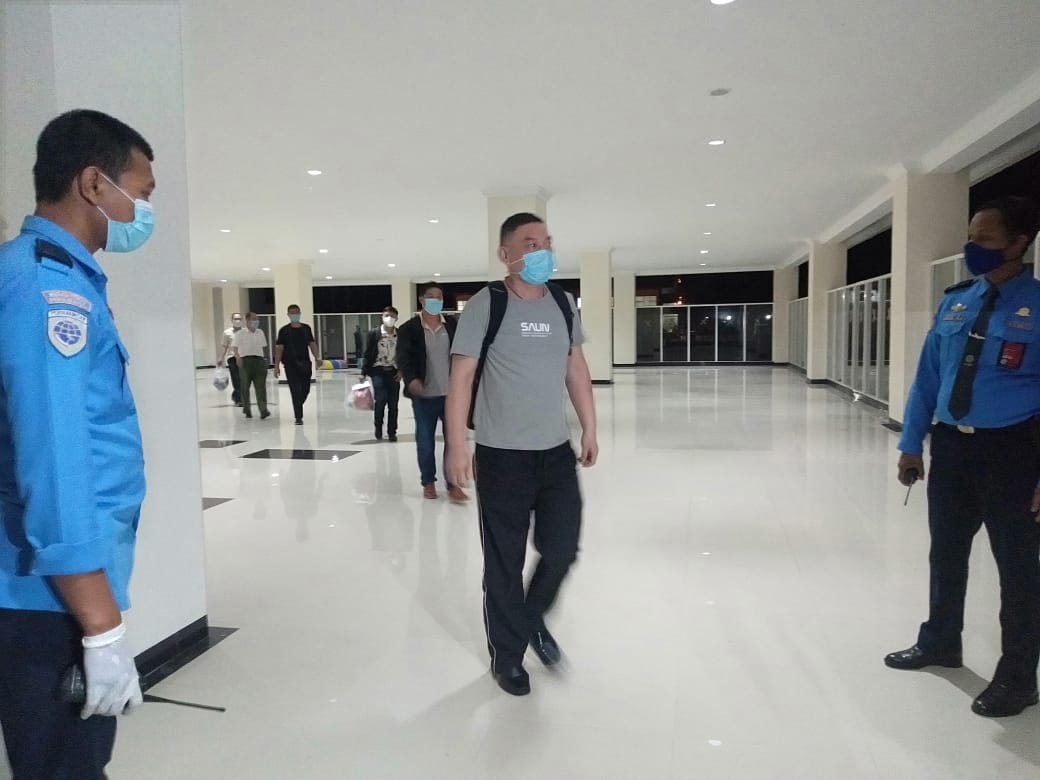 TKA China tiba di Bandara Haluoleo. Foto: Musdar/Telisik