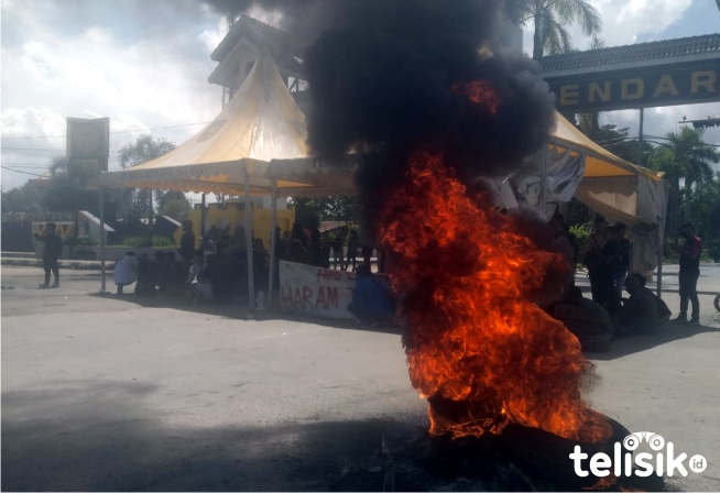 Aksi demonstrasi Aliansi Mahasiswa IAIN Kendari menolak kedatangan TKA China. Foto: Ibnu Sina Ali Hakim/Telisik