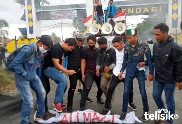 Massa menginjak replika pocong yang bertuliskan nama Gubernur Ali Mazi. Foto: Ibnu Sina Ali Hakim/Telisik