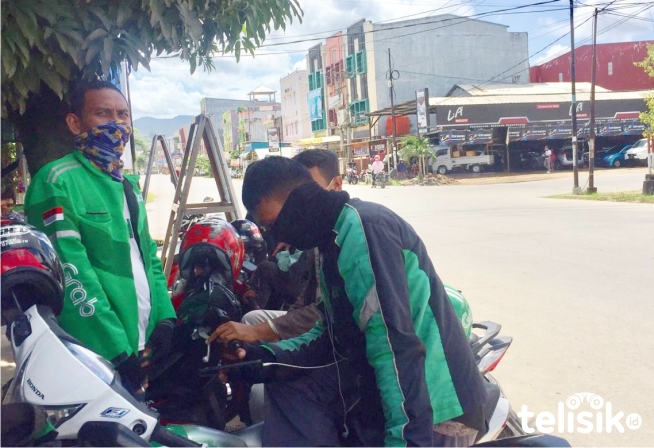 Para pengemudi ojek online sedang menunggu orderan. Foto: Siswanto Azis/Telisik