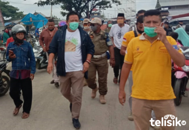 Bupati Muna, LM Rusman Emba saat meninjau pasar. Foto: Sunaryo/Telisik