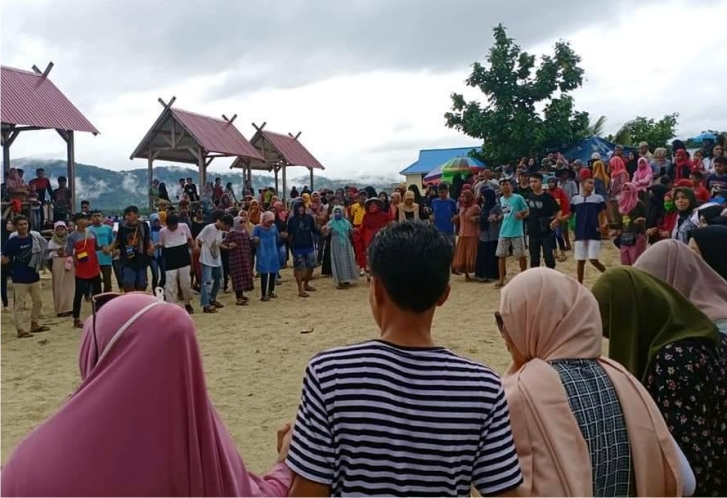 Warga telihat sedang gelar Tari Lulo di Pulau Bakealu. Foto: Repro Facebook