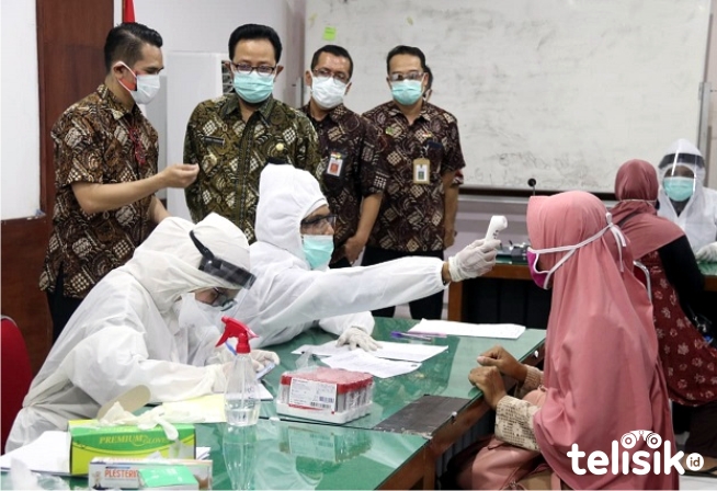 Pemerintah Kota (Pemkot) Yogyakarta melakukan rapid test secara acak dengan sasaran pedagang di sejumlah pasar tradisional. Foto: Affan/Telisik