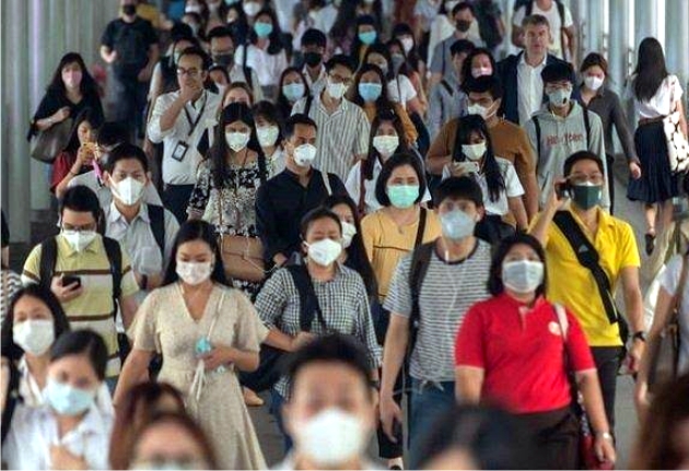 Sejumlah masyarakat kembali beraktivitas dengan memakai masker. Foto: tribunnews.com