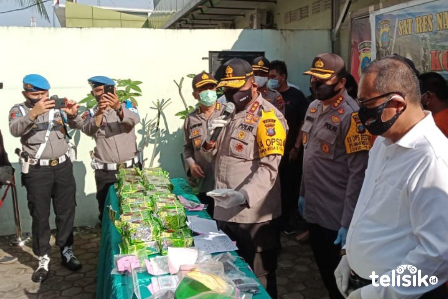 Kapolda Sumut, Irjen Pol Martuani Sormin, saat memperlihatkan barang bukti. Foto: Ones Lawolo/Telisik