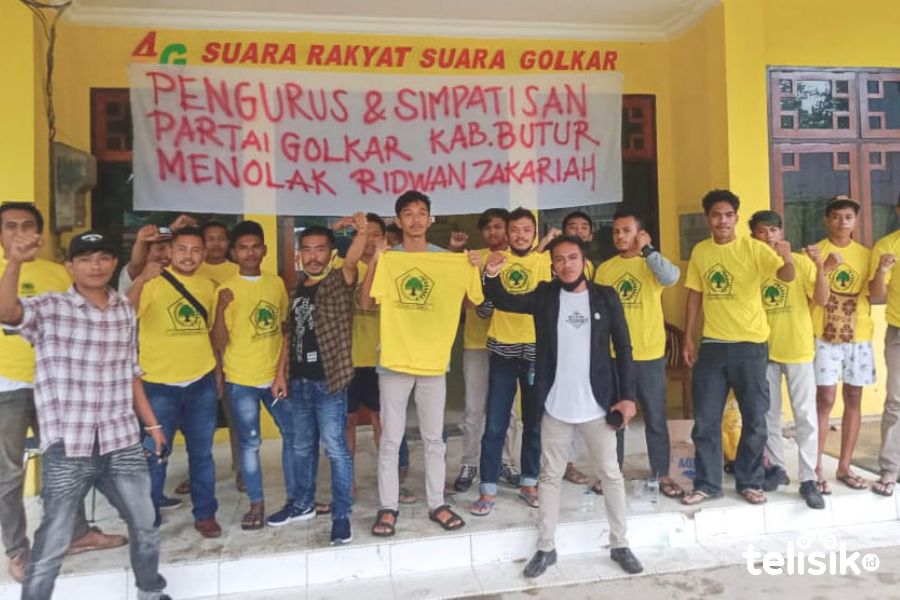 Pengurus dan simpatisan yang menolak Ridwan Zakariah. Foto: Kardin/Telisik