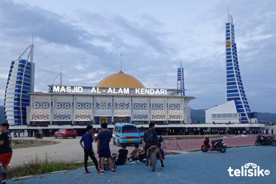 Masjid Al-Alam yang dibangun di atas Teluk Kendari. Foto : Fitrah Nugraha/Telisik
