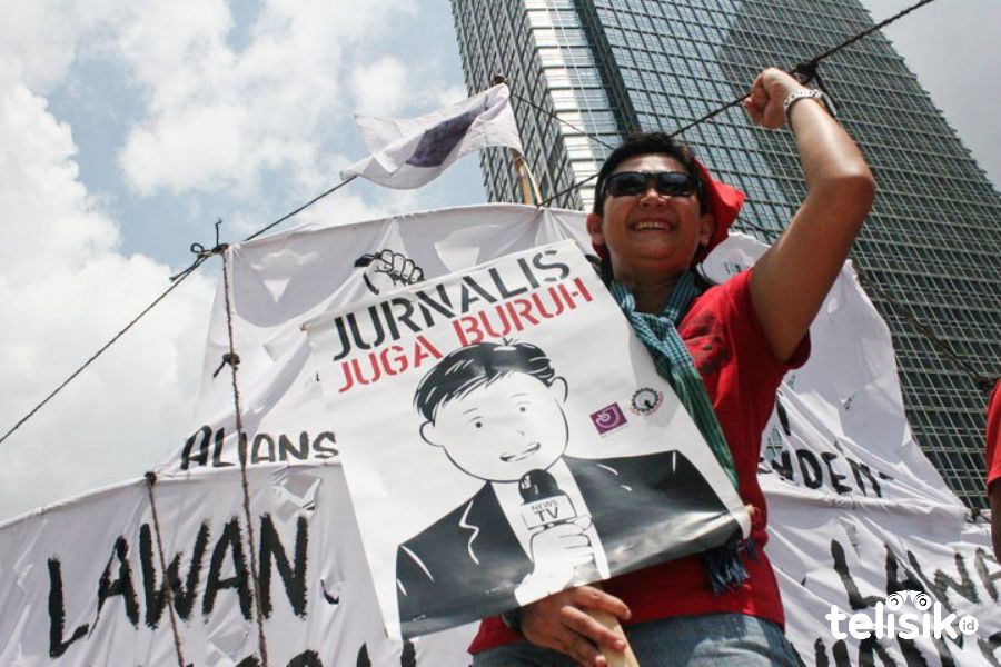 Aksi jurnalis yang tergabung dalam AJI Jakarta, saat peringatan Hari Buruh Internasional. Foto: Marwan Azis/Telisik.