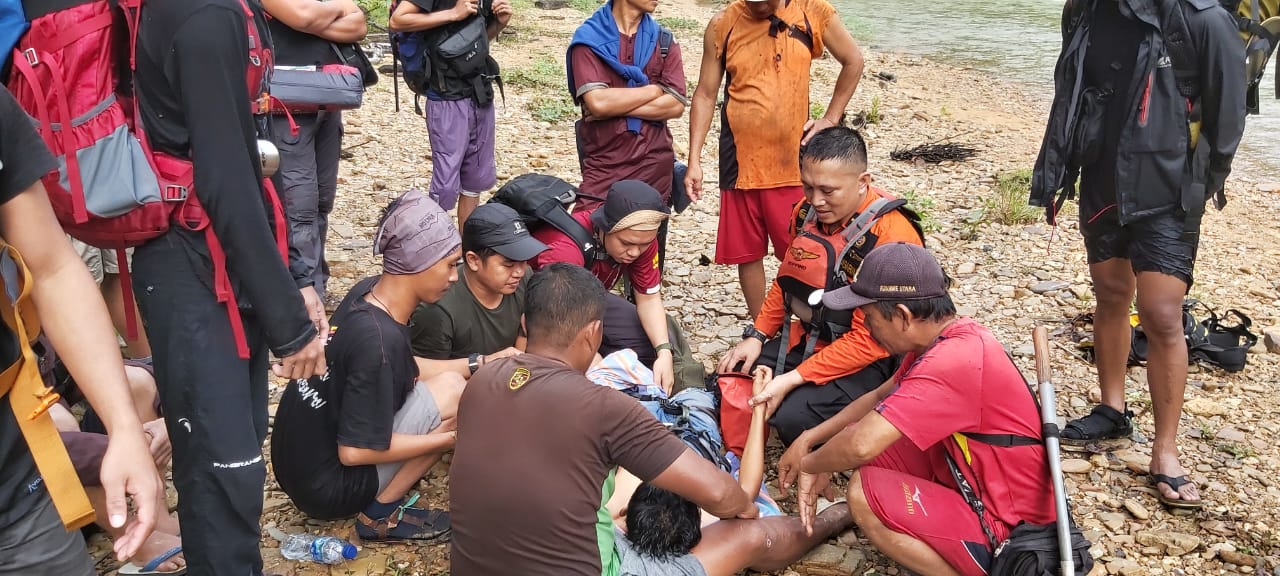 Proses evakuasi 33 orang korban tersesat di hutan Konawe Utara. Foto: Ist.