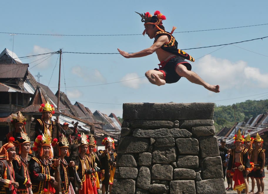 Seorang pemuda Suku Nias yang melakukan lompat batu. Foto: Ist.