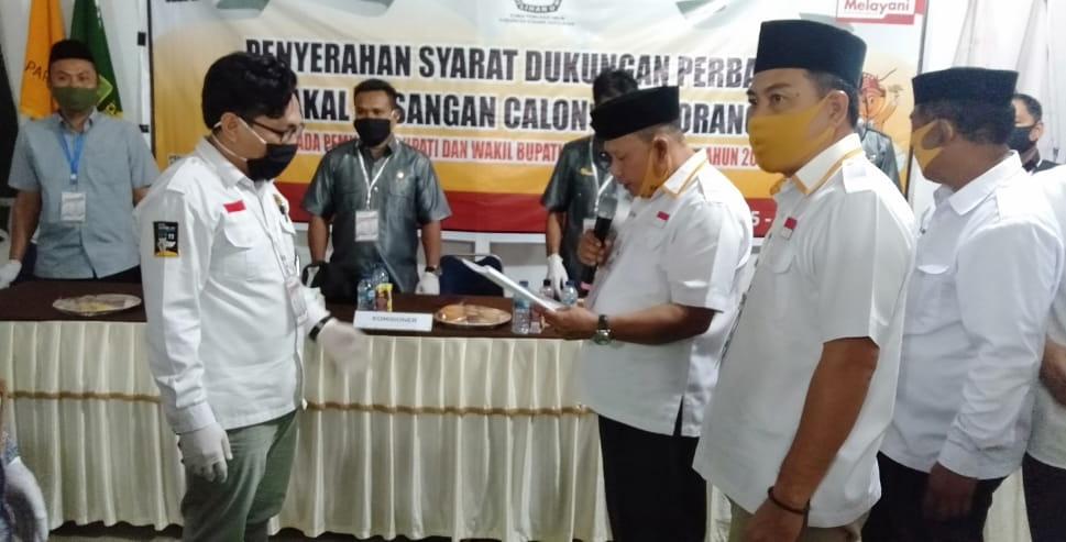 Suasana penyerahan dukungan KTP pasangan perseorangan Halim-Untung ke KPU Konkep. Foto: Ist.