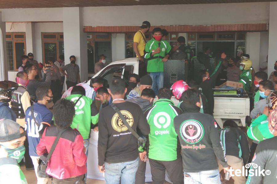 Suasana aksi Ojol di Kantor DPRD Sultra. Foto: Kardin/Telisik