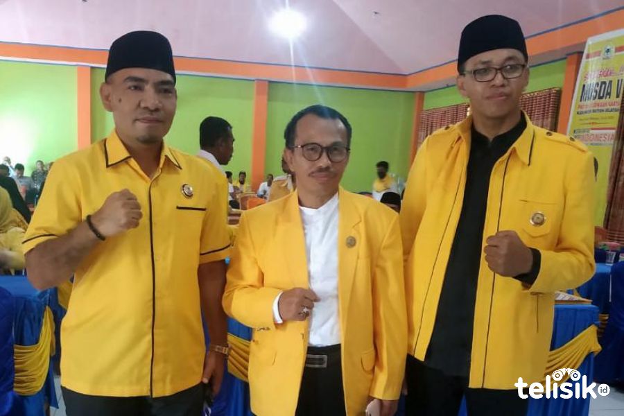 Ketua DPD II Partai Golkar Busel terpilih, Asrul Saadi (Kanan). Foto: Deni Djohan/Telisik