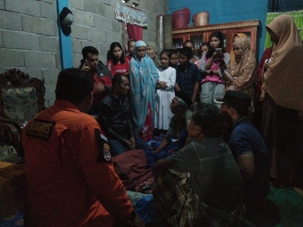 Suasana rumah duka Habil Malik, bocah dua tahun yang tenggelam di Sungai Angkona, Sulawesi Selatan. Foto: Ist.