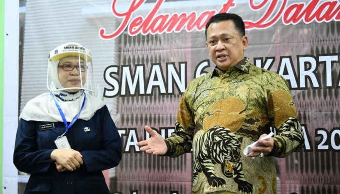 Ketua MPR RI Bambang Soesatyo ketika berbagi kisah hidup kepada para siswa dalam program Masa Pengenalan Lingkungan Sekolah (MPLS) secara virtual di SMAN 6 Jakarta (13/7/2020). Foto: Ist.