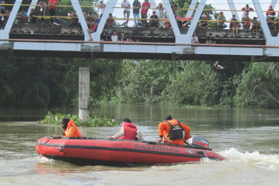 Proses pencarian korban Habil Malik seorang balita yang tenggelam di sungai Angkona. Foto: Ist.