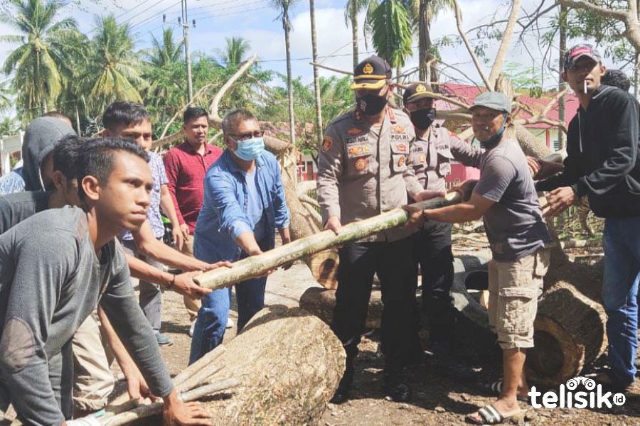 LM Marsudhi, Sekretaris Komisi III DPRD Sultra bersama Kapolres Muna, AKBP Debby Asri Nugroho dan warga membuka blokade jalan. Foto: Sunaryo/Telisik