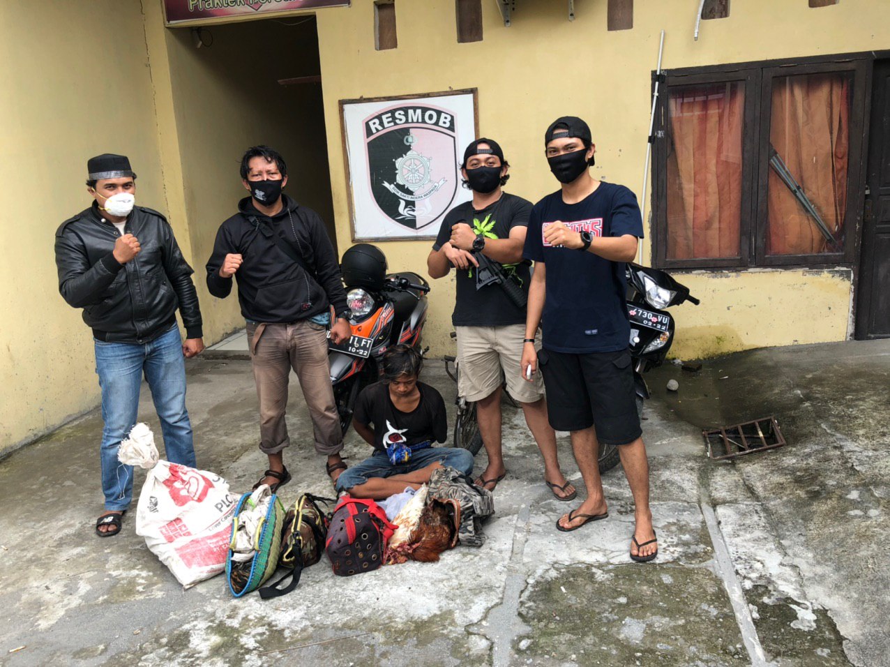 Unit Resmob Polres Bantaeng saat menangkap terduga penjudi sabung dan puluhan ekor Ayam. Foto: Ist.
