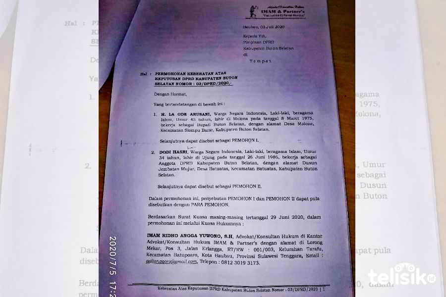 Surat kuasa permohonan gugatan Bupati Buton Selatan (Busel), H. La Ode Arusani dan Anggota DPRD Partai PDIP, Dodi Hasri, kepada kuasa hukumnya, Imam Ridho Angga Yuwono, SH. Foto: Deni Djohan/Telisik