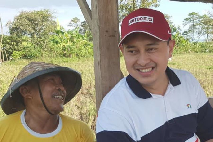Bupati Nganjuk, Novi Rahman Hidayat pada suatu momen dengan petani. Foto: Repro matakamera.net