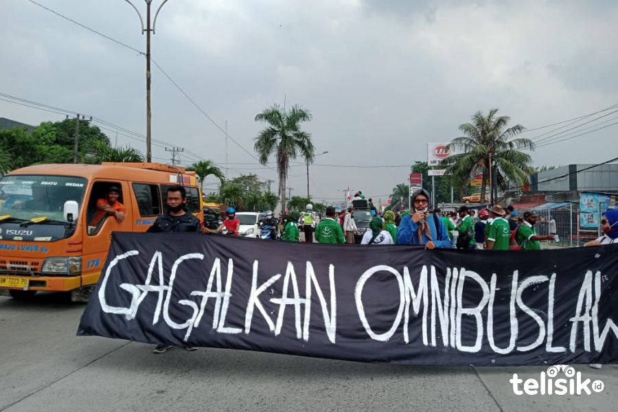 Massa yang berunjuk rasa tolak RUU Omnibus Law. Foto: Ones Lawolo/Telisik