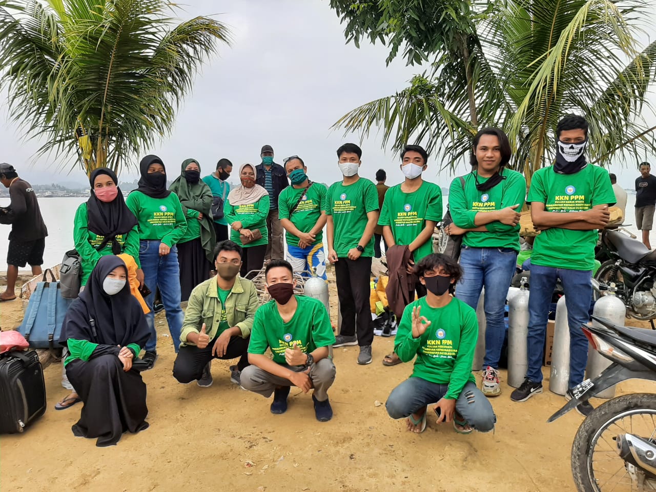 Mahasiswa KKN PPM UHO di Desa Labuan Beropa, Saat akan melakukan transplantasi karang. Foto: Ist.