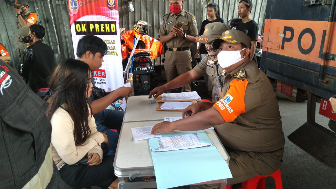 Satpol PP DKI Jakarja saat menindak pelanggar protokol kesehatan. Foto: Ist.