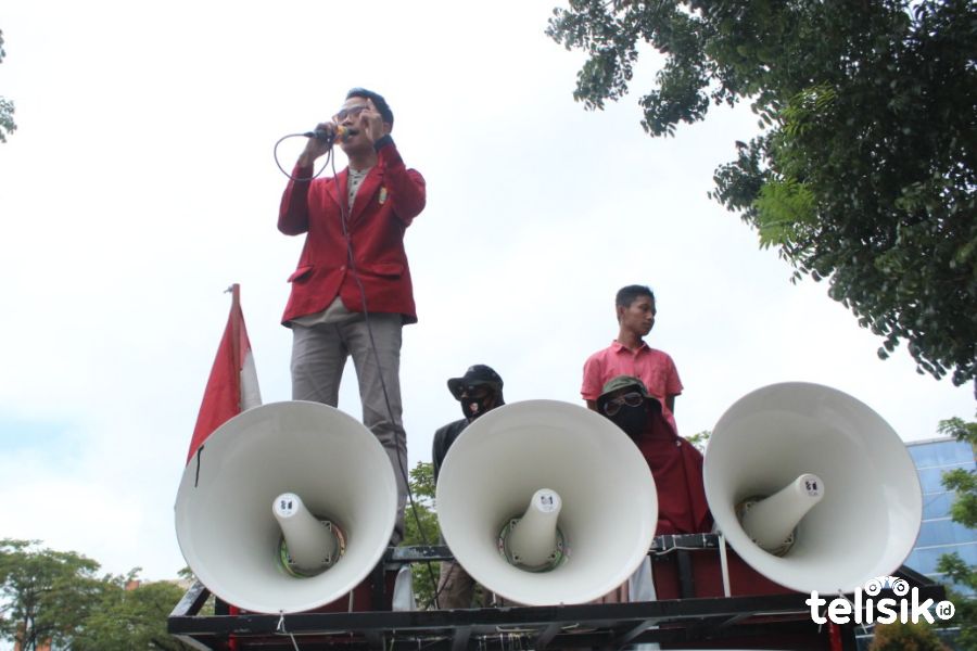 Massa Aksi saat berdemonstrasi di kantor Kemenag Sultra. Foto: Ibnu/Telisik