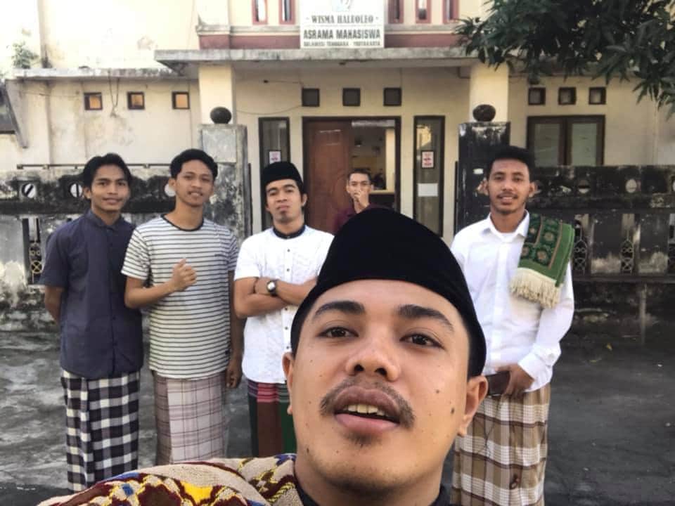 Awaluddin bersama rekannya sesama mahasiswa Sultra di Yogyakarta. Foto: Ist.