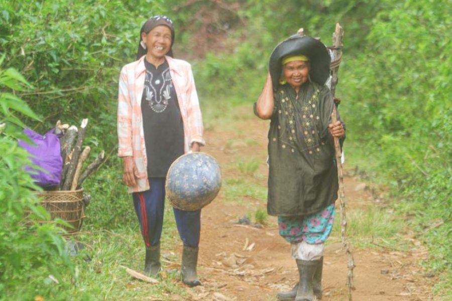 Perempuan Suku Besemah, baik muda maupun tua tetap bekerja bersama lelaki mengurus rumah, sawah, kebun, tebat, sungai serta hutan. Dua perempuan ini dari masyarakat adat Puyang Kedung Samad, Pagaralam, Sumsel. Foto: Ist.