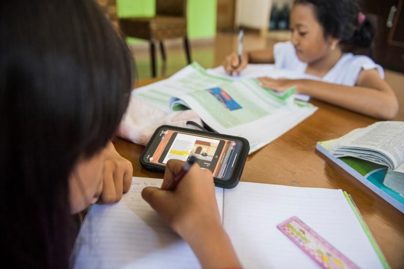 Ilustrasi proses belajar mengajar di masa pandemi COVID-19 dilakukan secara online dengan menggunakan smartphone. Foto : cips-indonesia.org