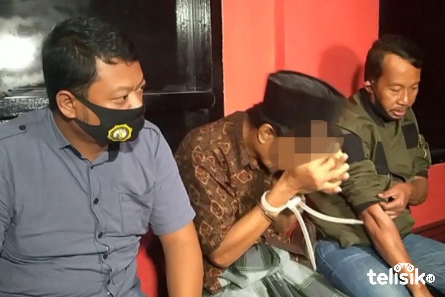 Pelaku, NR (tengah) saat diamankan oleh Polisi. Foto: Yusrin/Telisik