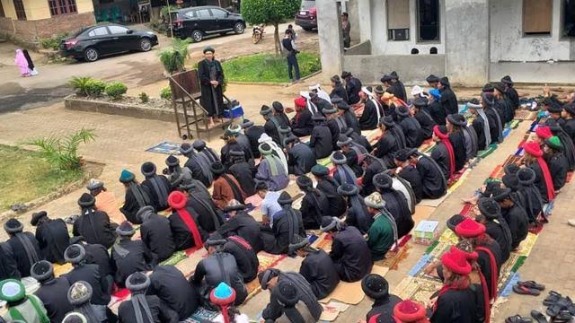 Jamaah An-Nadzir di Kabupaten Gowa saat melakukan Shalat Ied di halaman masjid. Foto: Ist.
