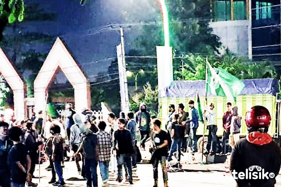 Aksi demonstrasi yang dilakukan kader HMI Cabang Gowa Raya di depan kampus UIN Alauddin 17 Juli lalu, terkait penggalangan dana untuk Luwu Utara. Foto: Rezki Mas'ud/Telisik