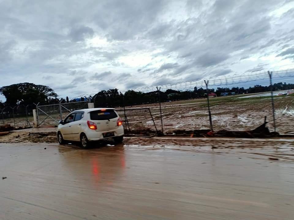Kondisi jalan umum di Luwu Utara yang tertutup lumpur sisa banjir. Foto: Ist.