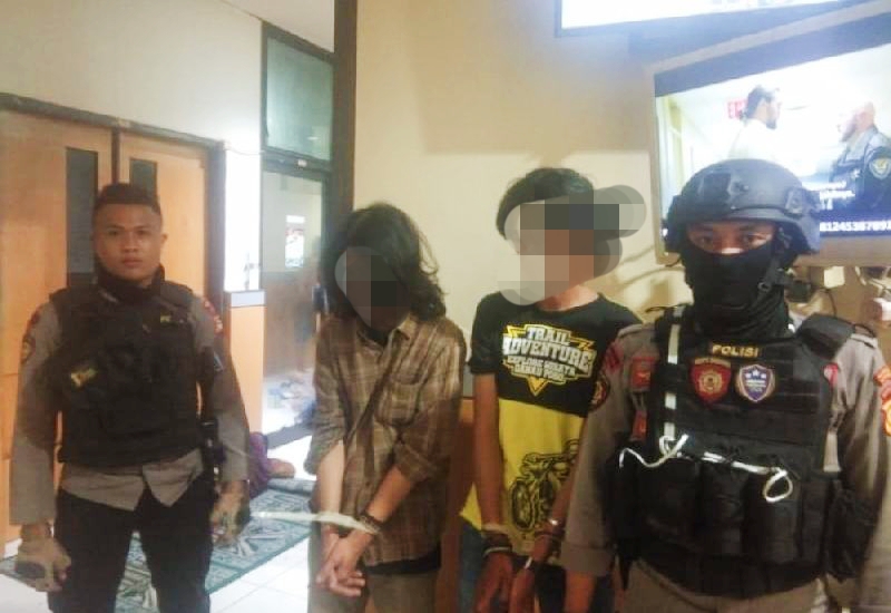 Dua mahasiswa yang kedapatan isap ganja diamankan Tim Raimas Polrestabes Makassar. Foto: Ist.