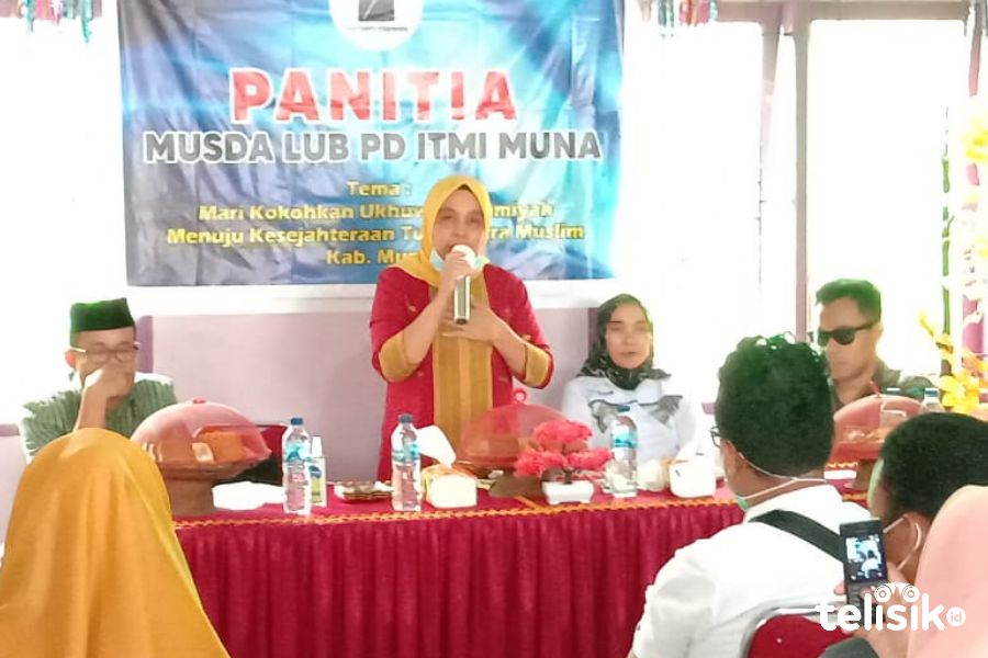 Istri Bupati Muna, Yanti Setiawati Rusman membuka Musdalub ITMI. Foto: Sunaryo/Telisik