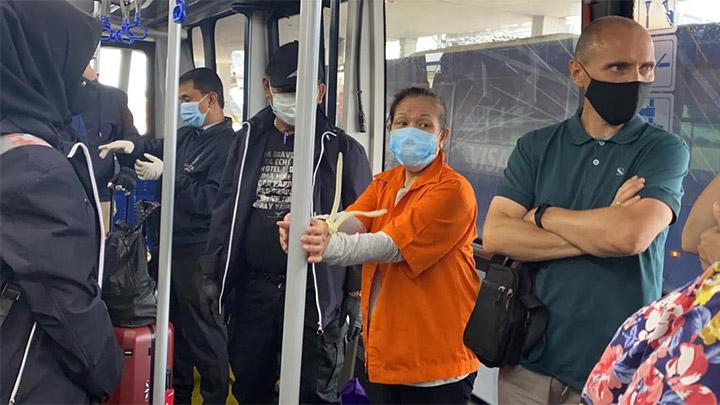 Maria Pauline Lumowa (baju orange) saat tiba di Bandara Soekarno-Hatta. Foto: repro google.com
