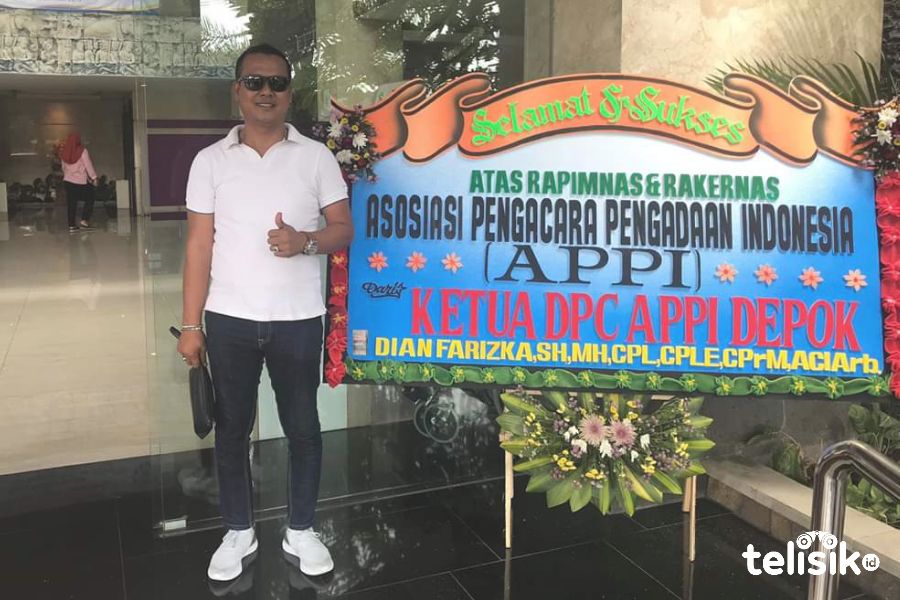 Kuasa Hukum Pansus dugaan ijazah palsu, Dian Farizka. Foto: Deni Djohan/telisik