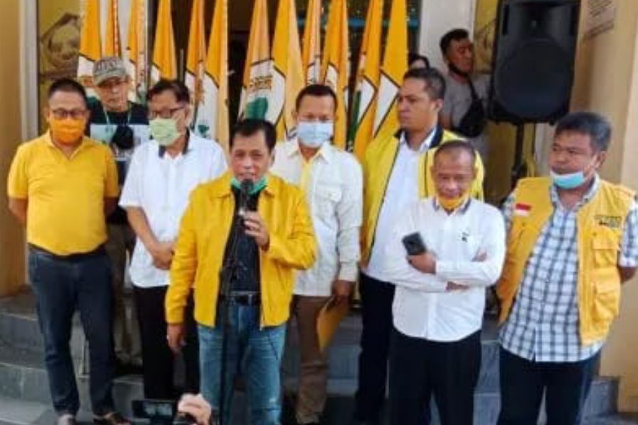 Nurdin Halid saat memberikan keterangan pers terkait penundaan Musda Golkar Sulsel. Foto: Ist.