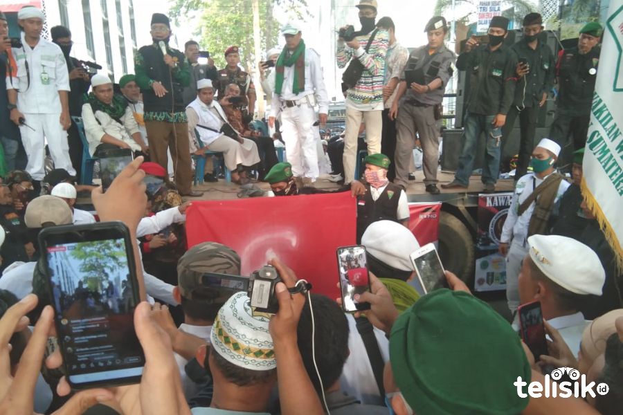Massa FPI dan FUI membakar bendera PKI. Foto: Ones Lawolo/ Telisik