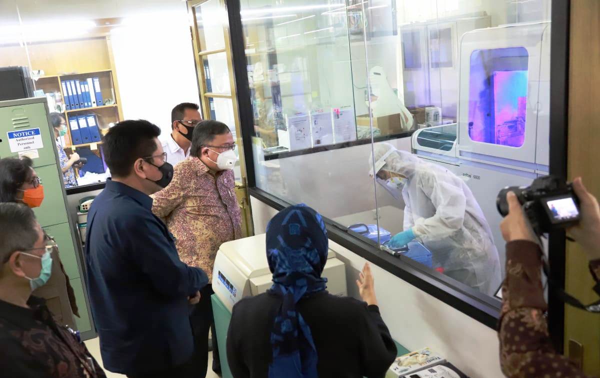 Menteri Riset dan Teknologi (Menristek) Bambang Permadi Soemantri Brodjonegoro meluncurkan mesin deteksi COVID-19 di Jakarta,  Kamis (16/7/2020). Foto: Ist.